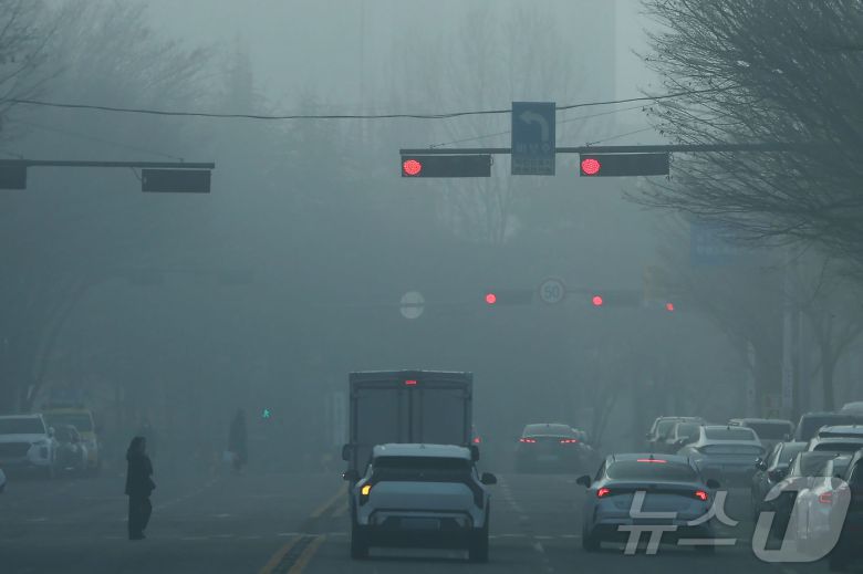짙은 안개가 낀 16일 오전 광주 서구 무진대로 일대에서 차량들이 신호를 기다리고 있다. 2026.1.16/뉴스1 ⓒ News1 이승현 기자