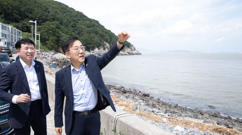 김윤덕 국토교통부 장관(오른쪽)과 이윤상 가덕도신공항건설공단 이사장이 부산 강서구 가덕신공항 부지를 둘러보고 있다(국토교통부 제공).뉴스1 ⓒ News1