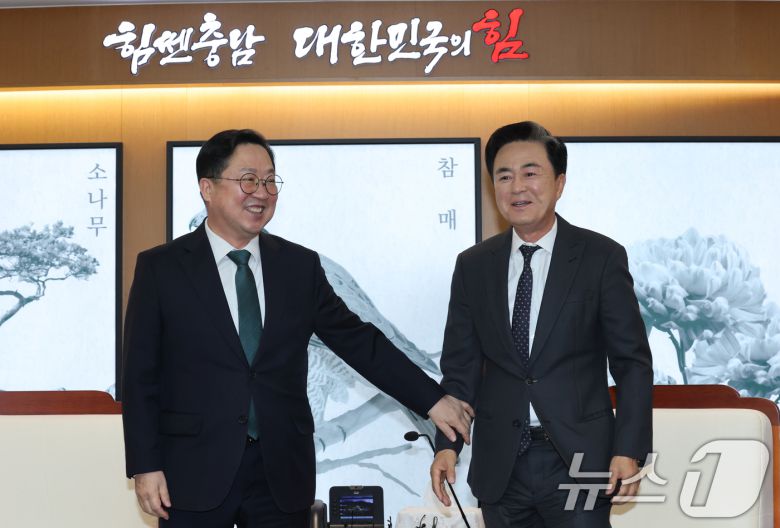 김태흠 충남도지사와 이장우 대전시장이 24일 오전 충남도청에서 대전충남 행정통합 관련 회동을 마치고 악수하고 있다. 2025.12.24/뉴스1 ⓒ News1 김기태 기자