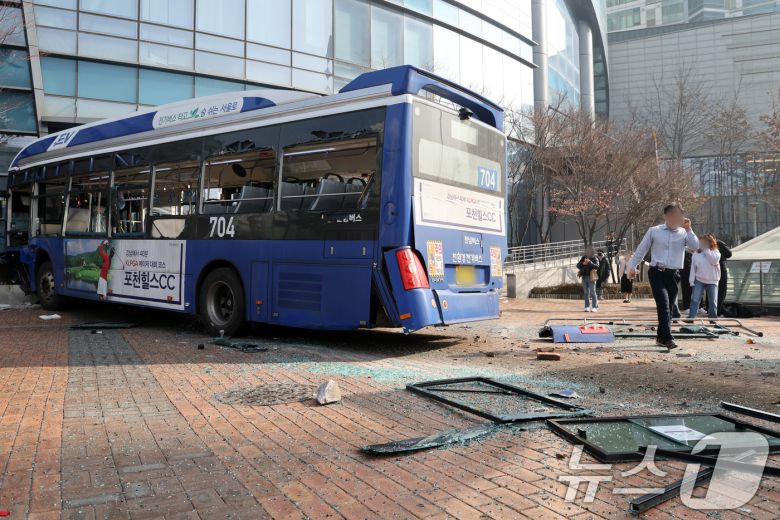 16일 오후 서울 서대문역 인근에서 시내버스가 건물로 돌진하는 사고가 발생해 시민들이 사고 현장을 살펴보고 있다. 이 사고로 현재 4명이 부상을 입고 그 중 1명이 중상인 것으로 알려졌다. 2026.1.16/뉴스1 ⓒ News1 황기선 기자