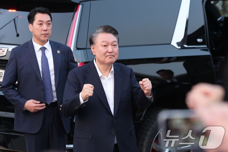 법원의 구속취소 청구 인용으로 석방된 윤석열 전 대통령. 2025.3.8/뉴스1 ⓒ News1 김성진 기자