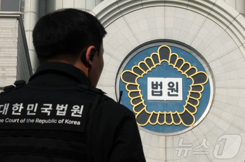 윤석열 전 대통령의 고위공직자범죄수사처(공수처) 체포영장 집행 방해 및 국무위원 심의권 침해 혐의 1심 선고 재판이 열리는 16일 오후 서울 서초구 서울중앙지방법원 청사 앞으로 법원 관계자가 지나고 있다. 2026.1.16/뉴스1 ⓒ News1 김진환 기자