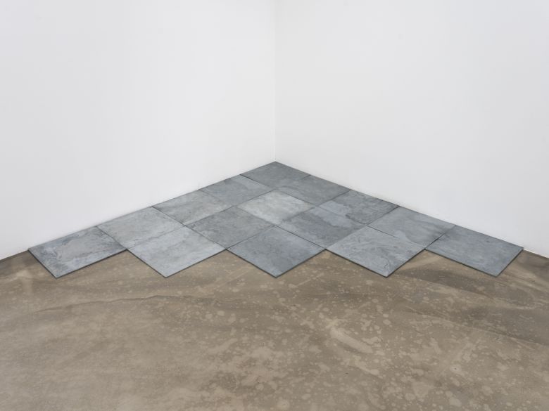 Carl Andre_2007_15 Ace Zinc Corner_zinc in fifteen parts_Courtesy of Gallery Baton, Maruani Mercier Gallery (갤러리바톤 제공)