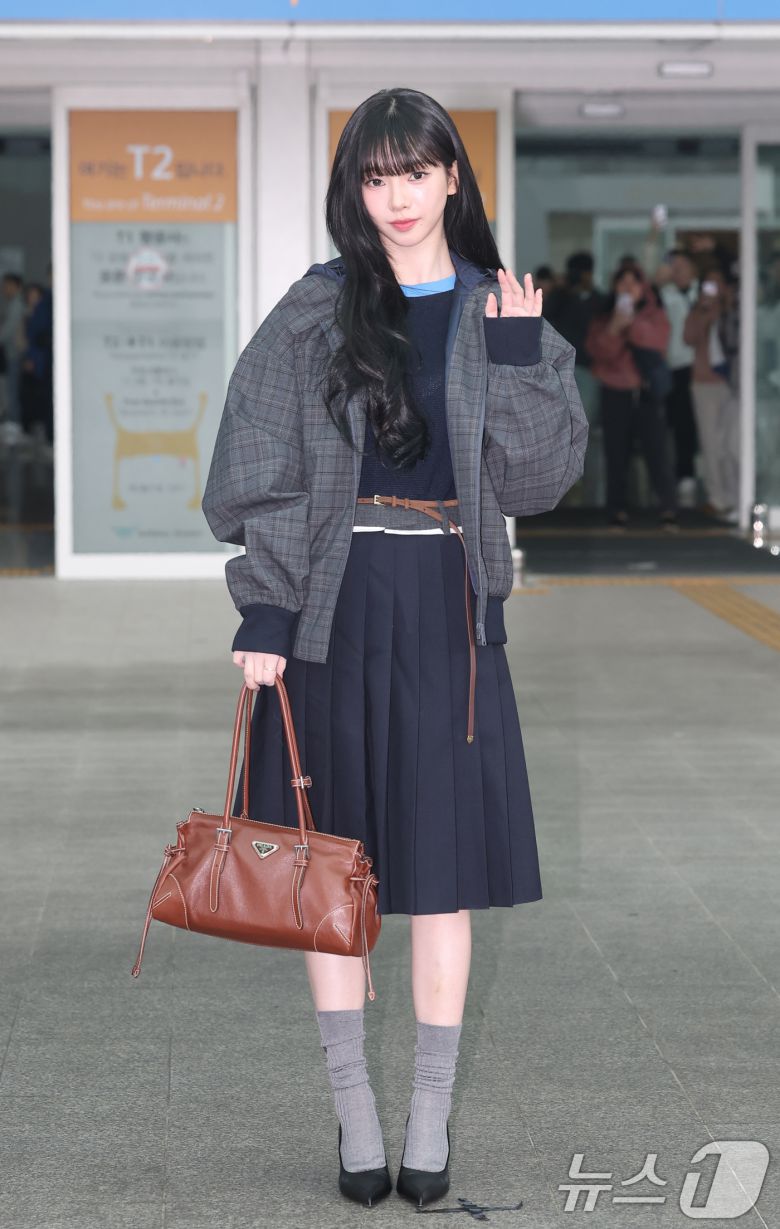 에스파 카리나가 해외 일정을 위해 16일 인천국제공항을 통해 밀라노로 출국하기 전 인사를 하고 있다. ⓒ News1 권현진 기자