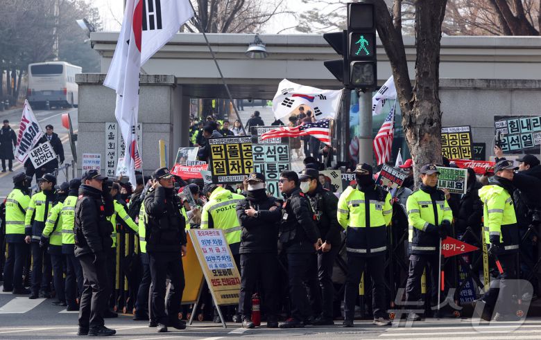 윤석열 전 대통령의 고위공직자범죄수사처(공수처) 체포영장 집행 방해 및 국무위원 심의권 침해 혐의 1심 선고 재판이 열리는 16일 오후 서울 서초구 서울중앙지법 인근에서 윤 전 대통령 지지자들이 석방을 촉구하고 있다. 2026.1.16/뉴스1 ⓒ News1 김진환 기자