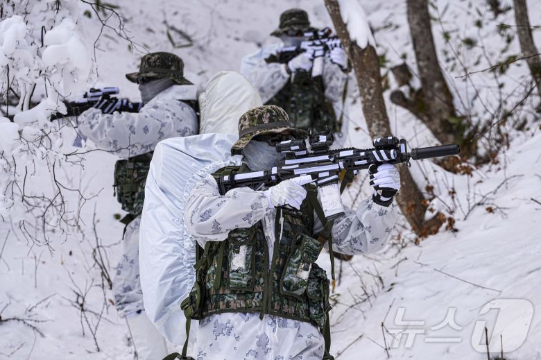 해병대 특수수색여단은 지난 2일부터 2월 26일까지 강원 평창군 황병산 일대에서 2026년 동계 설한지 훈련’을 진행한다고 16일 밝혔다. 사진은 지난 14일 해병대 특수수색여단 장병들이 팀 단위 대형을 유지한 채 설상 기동 및 은밀 침투 훈련을 실시하고 있는 모습. (해병대 제공. 재판매 및 DB 금지) 2026.1.16/뉴스1