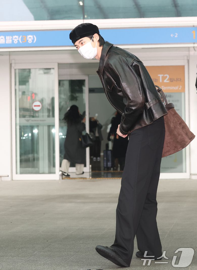 배우 변우석이 해외 일정을 위해 16일 인천국제공항을 통해 밀라노로 출국하기 전 인사를 하고 있다. ⓒ News1 권현진 기자