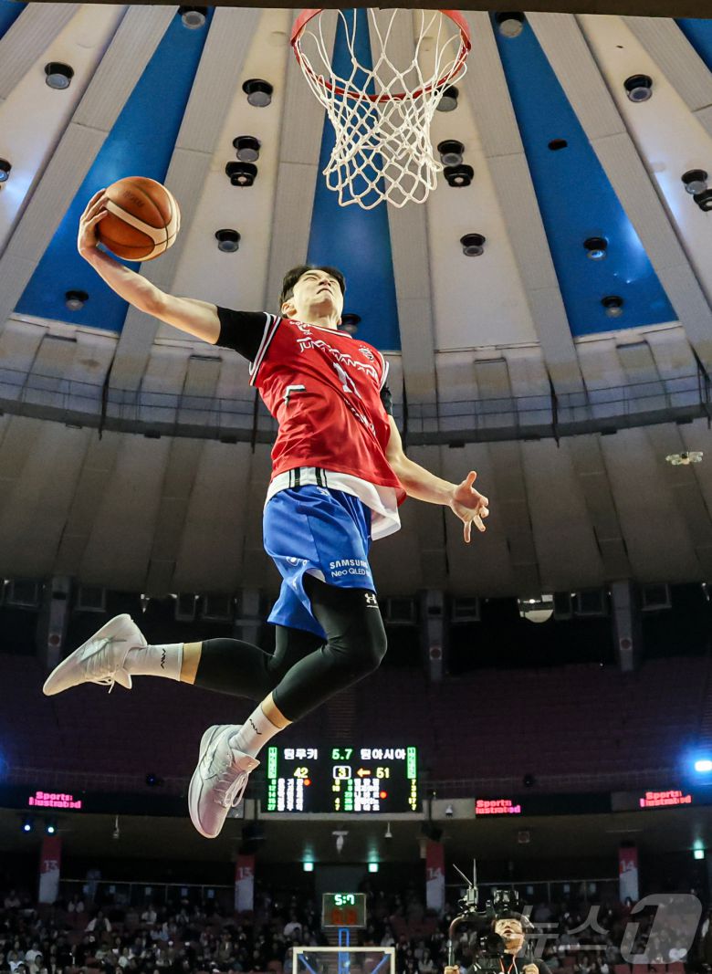 17일 오후 서울 송파구 잠실실내체육관에서 열린 2025-2026 LG전자 프로농구 올스타전 전야제 덩크 콘테스트에서 서울 삼성 조준희가 호쾌한 덩크슛을 하고 있다. 2026.1.17/뉴스1 ⓒ News1 김진환 기자