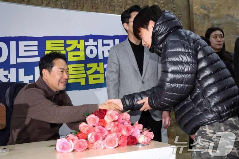 더불어민주당의 통일교 및 공천뇌물 특검 수용을 촉구하며 3일째 단식을 이어가고 있는 장동혁 국민의힘 대표가 17일 오후 서울 여의도 국회 로텐더홀에서 2030 청년 당원들의 응원을 받고 있다. 2026.1.17/뉴스1 ⓒ News1 황기선 기자