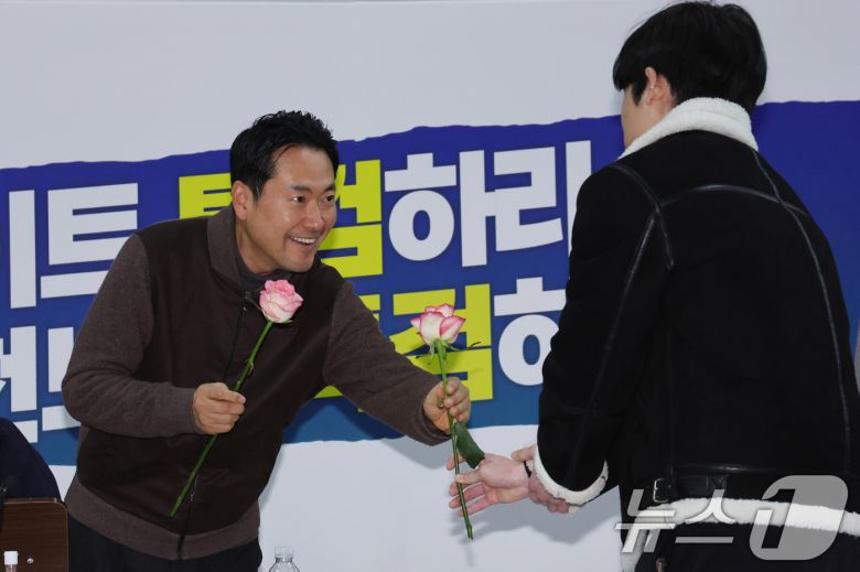 더불어민주당의 통일교 및 공천뇌물 특검 수용을 촉구하며 3일째 단식을 이어가고 있는 장동혁 국민의힘 대표가 17일 오후 서울 여의도 국회 로텐더홀에서 2030 청년 당원들의 응원을 받고 있다. 2026.1.17/뉴스1 ⓒ News1 황기선 기자