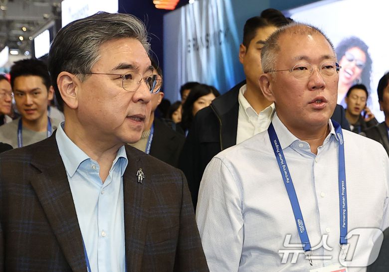 정의선 현대차그룹 회장(오른쪽)이 6일(현지시간) 미국 네바다주 라스베이거스 컨벤션센터(LVCC)에서 장재훈 부회장과 이동하며 대화하고 있다. (공동취재) 2026.1.7/뉴스1 ⓒ News1 황기선 기자