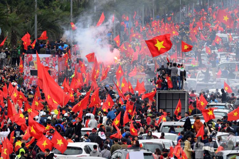 베트남 국기를 흔드는 베트남 팬들 ⓒ AFP=뉴스1