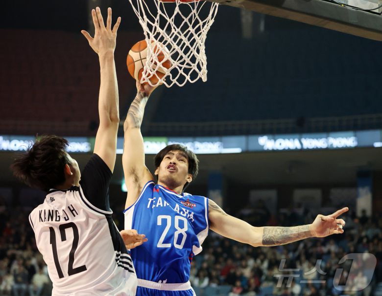 17일 오후 서울 송파구 잠실실내체육관에서 열린 2025-2026 LG전자 프로농구 올스타전 전야제 팀 아시아와 팀 루키의 경기, 팀 아시아 케빈 켐바오가 인 유어 페이스를 성공시키고 있다. 2026.1.17/뉴스1 ⓒ News1 김진환 기자