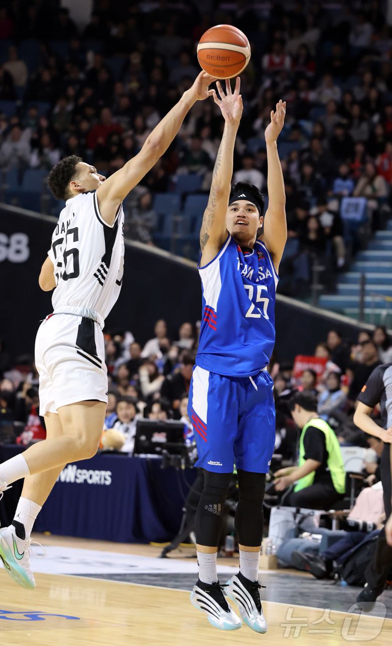 17일 오후 서울 송파구 잠실실내체육관에서 열린 2025-2026 LG전자 프로농구 올스타전 전야제 팀 아시아와 팀 루키의 경기, 팀 아시아 알빈 톨렌티노가 3점슛읊 던지고 있다. 2026.1.17/뉴스1 ⓒ News1 김진환 기자