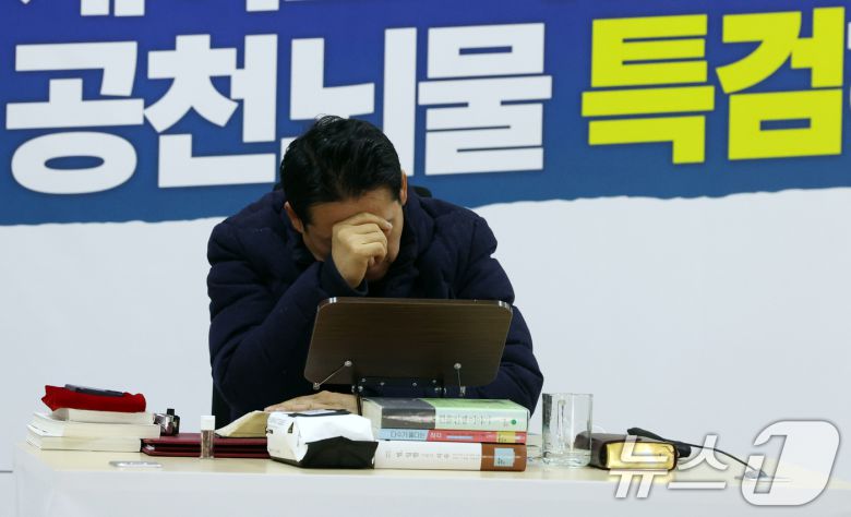 더불어민주당의 통일교 및 공천뇌물 특검 수용을 촉구하며 3일째 단식을 이어가고 있는 장동혁 국민의힘 대표가 17일 오후 서울 여의도 국회 로텐더홀에서 생각에 잠겨 있다. 2026.1.17/뉴스1 ⓒ News1 황기선 기자