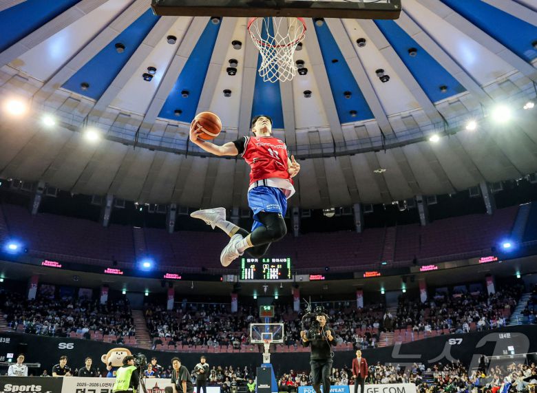 17일 오후 서울 송파구 잠실실내체육관에서 열린 2025-2026 LG전자 프로농구 올스타전 전야제 덩크 콘테스트에서 서울 삼성 조준희가 호쾌한 덩크슛을 하고 있다. 2026.1.17/뉴스1 ⓒ News1 김진환 기자