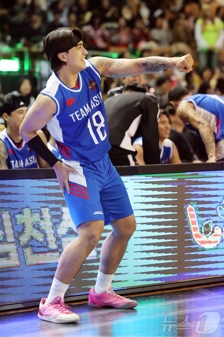 17일 오후 서울 송파구 잠실실내체육관에서 열린 2025-2026 LG전자 프로농구 올스타전 전야제 팀 아시아와 팀 루키의 경기, 팀 아시아 구탕이 작전타임 중 춤을 추고 있다. 026.1.17/뉴스1 ⓒ News1 김진환 기자