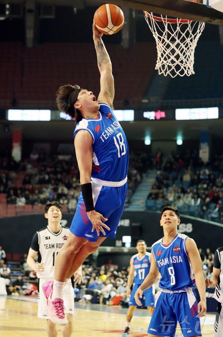 17일 오후 서울 송파구 잠실실내체육관에서 열린 2025-2026 LG전자 프로농구 올스타전 전야제 팀 아시아와 팀 루키의 경기, 팀 아시아 구탕이 호쾌한 덩크슛을 성공시키고 있다. 2026.1.17/뉴스1 ⓒ News1 김진환 기자