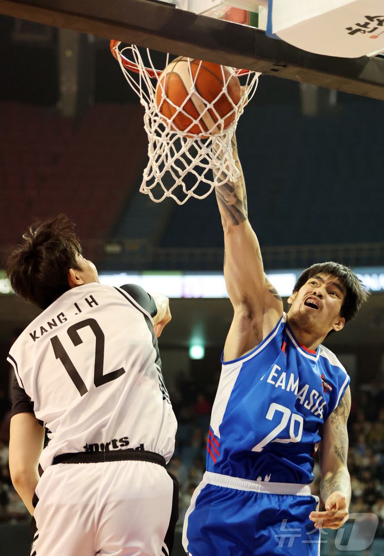 17일 오후 서울 송파구 잠실실내체육관에서 열린 2025-2026 LG전자 프로농구 올스타전 전야제 팀 아시아와 팀 루키의 경기, 팀 아시아 케빈 켐바오가 인 유어 페이스를 성공시키고 있다. 2026.1.17/뉴스1 ⓒ News1 김진환 기자
