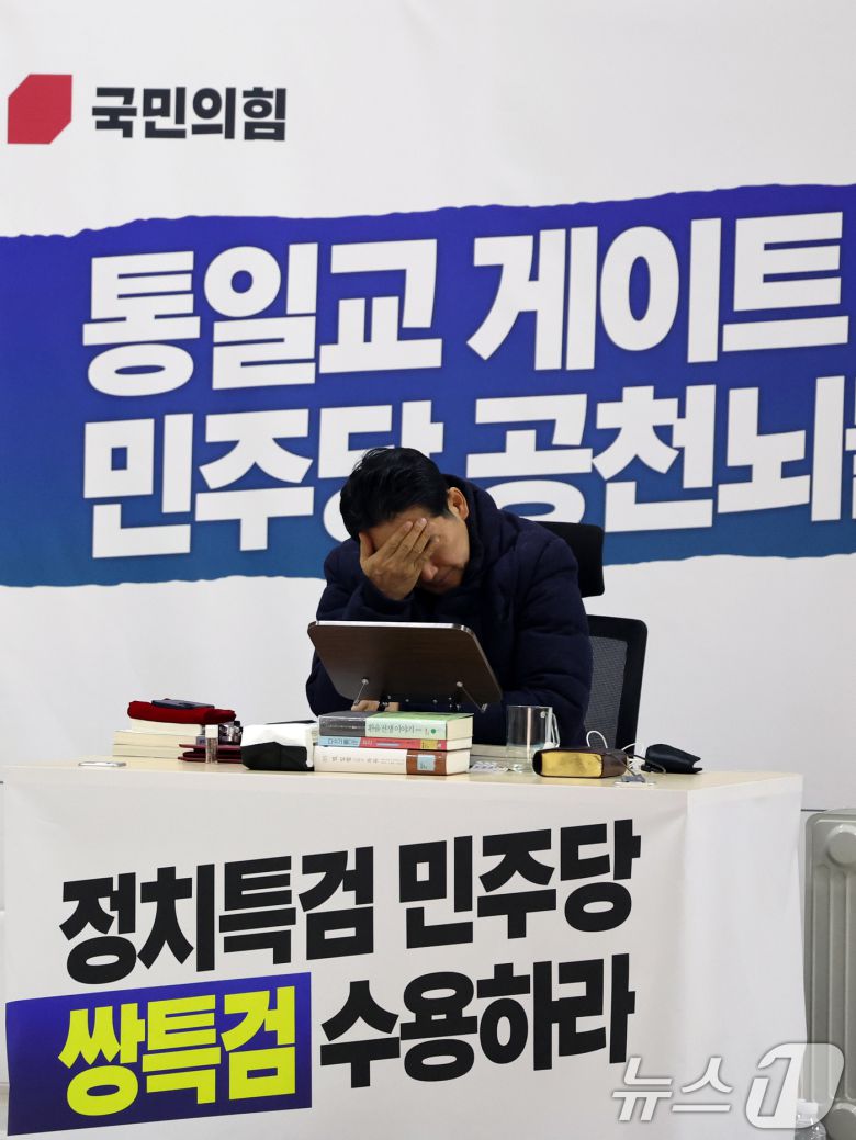 더불어민주당의 통일교 및 공천뇌물 특검 수용을 촉구하며 3일째 단식을 이어가고 있는 장동혁 국민의힘 대표가 17일 오후 서울 여의도 국회 로텐더홀에서 생각에 잠겨 있다. 2026.1.17/뉴스1 ⓒ News1 황기선 기자