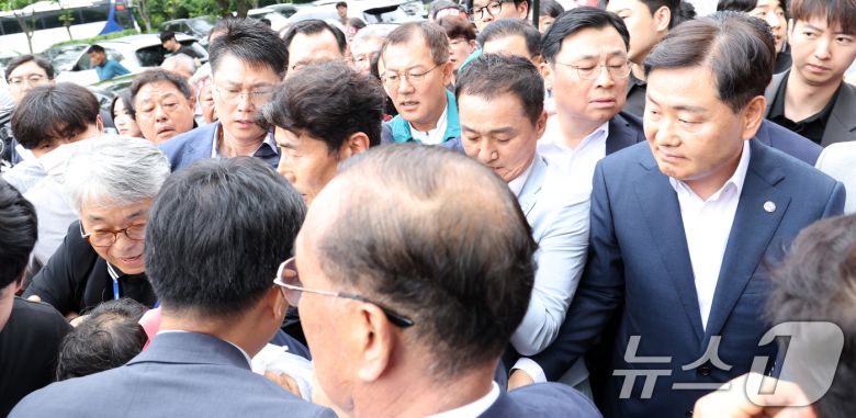 지난 2025년 6월 김관영 전북도지사(오른쪽)가 완주군청을 방문한 가운데 완주-전주 통합 관련 군민과의 대화가 파행되자 발걸음을 돌리고 있다. 2025.6.25/뉴스1 ⓒ News1 유경석 기자