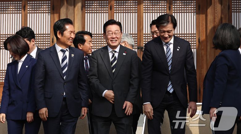 이재명 대통령이 16일 청와대 상춘재에서 열린 정당 지도부 초청 오찬에서 기념촬영을 마치고 정청래 더불어민주당 대표, 조국 조국혁신당 대표와 나란히 이동하고 있다. (청와대통신사진기자단) 2026.1.16/뉴스1 ⓒ News1 허경 기자