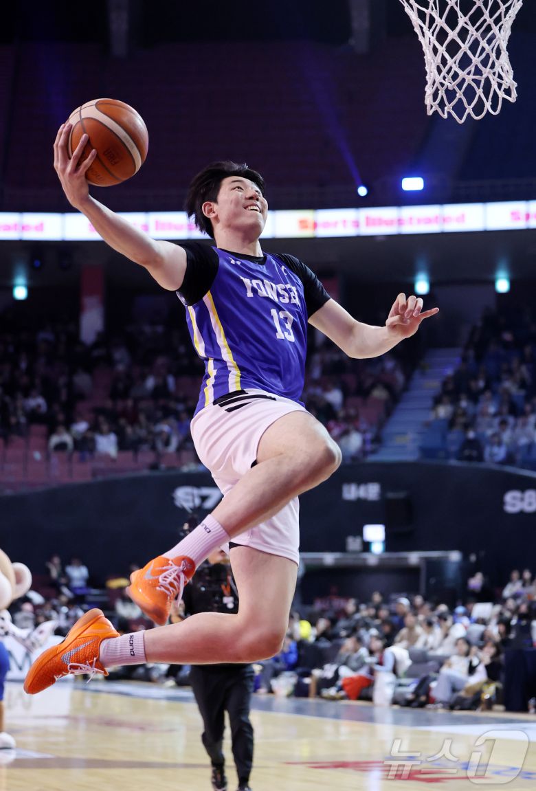 17일 오후 서울 송파구 잠실실내체육관에서 열린 2025-2026 LG전자 프로농구 올스타전 전야제 덩크 콘테스트에서 고양 소노 강지훈이 호쾌한 덩크슛을 하고 있다. 2026.1.17/뉴스1 ⓒ News1 김진환 기자