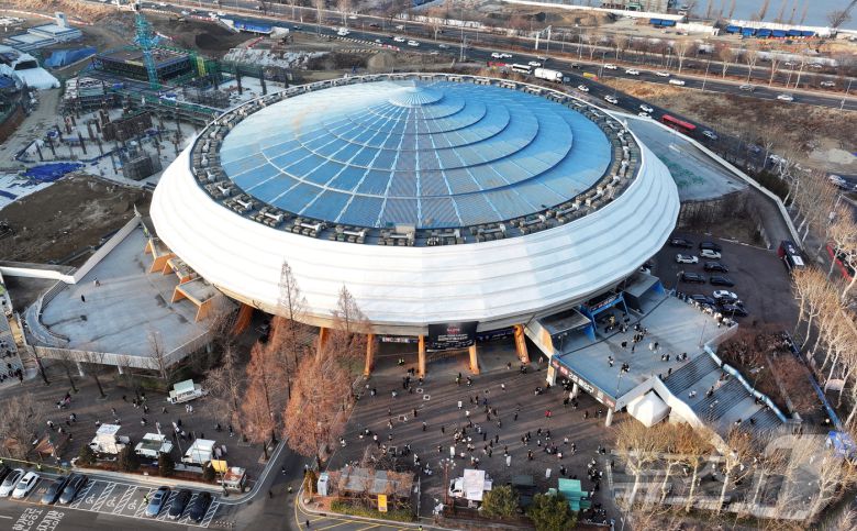 17일 오후 2025-2026 LG전자 프로농구 올스타전 전야제가 열린 서울 송파구 잠실실내체육관의 모습. 이번 올스타전은 지난 2015-2016시즌 이후 10년 만에 잠실실내체육관에서 열리는 경기로 잠실종합운동장 재개발로 철거가 예정된 잠실실내체육관에서 열리는 마지막 올스타전이 될 전망이다. 2026.1.17/뉴스1 ⓒ News1 김진환 기자