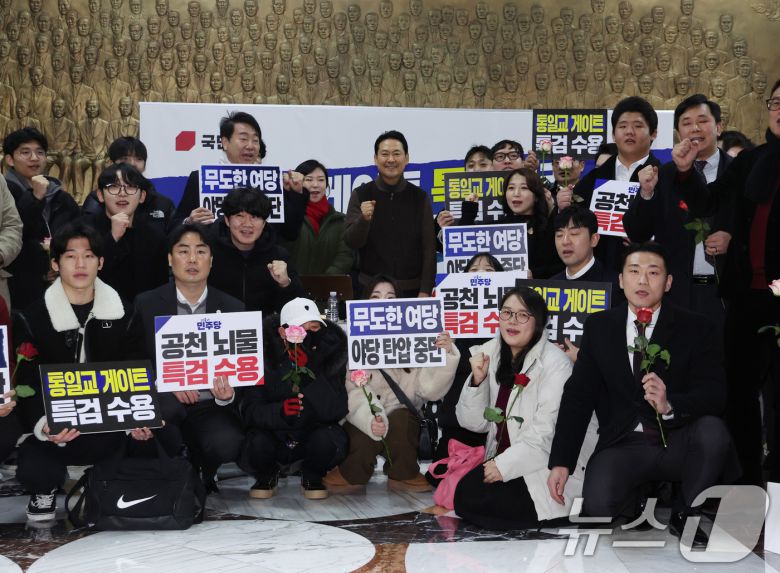 더불어민주당의 통일교 및 공천뇌물 특검 수용을 촉구하며 3일째 단식을 이어가고 있는 장동혁 국민의힘 대표가 17일 오후 서울 여의도 국회 로텐더홀에서 2030 청년 당원들의 응원을 받고 있다. 2026.1.17/뉴스1 ⓒ News1 황기선 기자