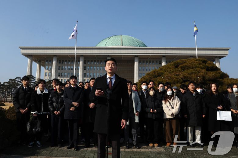 국민의힘 2030 청년 당원들의 17일 서울 여의도 국회에서 더불어민주당의 통일교 및 공천뇌물 특검 수용을 촉구하며 3일째 단식을 이어가고 있는 장동혁 국민의힘 대표 지지선언을 하고 있다. 2026.1.17/뉴스1 ⓒ News1 황기선 기자