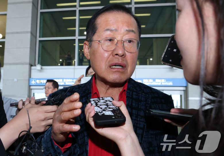 국민의힘 대선 경선에서 탈락한 뒤 정계 은퇴를 선언하고 하와이로 떠났던 홍준표 전 대구시장이 17일 인천국제공항을 통해 귀국해 인터뷰를 하고 있다. 2025.6.17/뉴스1 ⓒ News1 권현진 기자