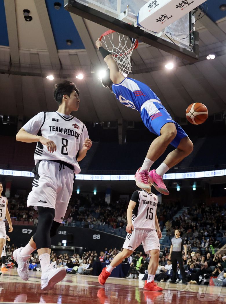 17일 오후 서울 송파구 잠실실내체육관에서 열린 2025-2026 LG전자 프로농구 올스타전 전야제 팀 아시아와 팀 루키의 경기, 팀 아시아 구탕이 호쾌한 투핸드 덩크슛을 성공시키고 있다. 2026.1.17/뉴스1 ⓒ News1 김진환 기자