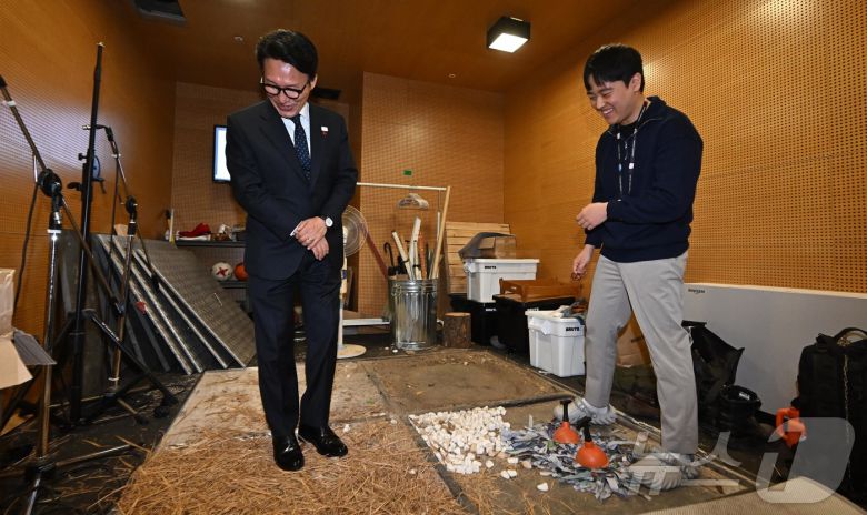 문화컨텐츠 현장 방문에 나선 김민석 국무총리가 15일 경기 성남시 넥슨에서 게임 속 효과음 제작 과정을 체험하고 있다. (공동취재) 2026.1.15/뉴스1 ⓒ News1 박정호 기자