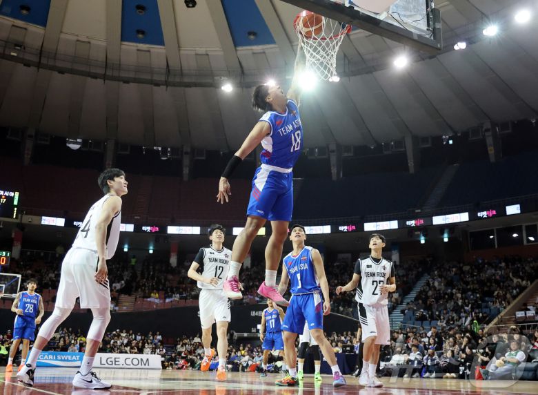 17일 오후 서울 송파구 잠실실내체육관에서 열린 2025-2026 LG전자 프로농구 올스타전 전야제 팀 아시아와 팀 루키의 경기, 팀 아시아 구탕이 호쾌한 덩크슛을 성공시키고 있다. 2026.1.17/뉴스1 ⓒ News1 김진환 기자