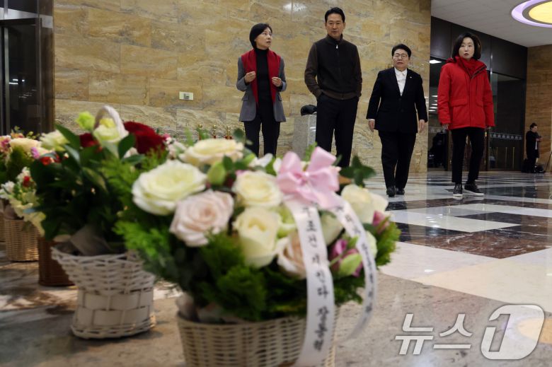 더불어민주당의 통일교 및 공천뇌물 특검 수용을 촉구하며 3일째 단식을 이어가고 있는 장동혁 국민의힘 대표가 17일 오후 서울 여의도 국회 로텐더홀에서 응원 꽃다발을 바라보고 있다. 2026.1.17/뉴스1 ⓒ News1 황기선 기자