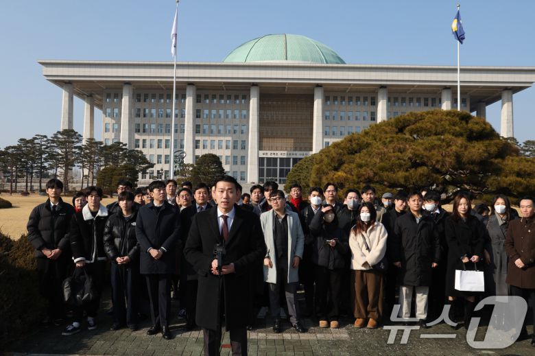 국민의힘 2030 청년 당원들의 17일 서울 여의도 국회에서 더불어민주당의 통일교 및 공천뇌물 특검 수용을 촉구하며 3일째 단식을 이어가고 있는 장동혁 국민의힘 대표 지지선언을 하고 있다. 2026.1.17/뉴스1 ⓒ News1 황기선 기자