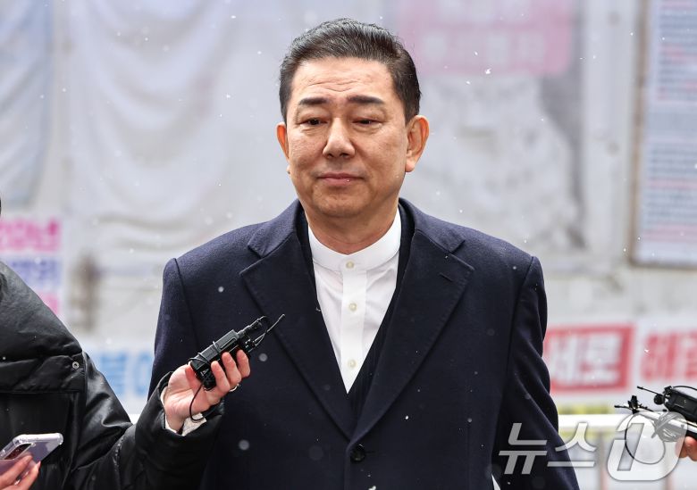 김병기 더불어민주당 전 원내대표가 12일 서울 여의도 민주당사에서 열리는 윤리심판원 회의에 출석하고 있다. 민주당 윤리심판원은 이날 김병기 전 원내대표의 ‘공천 헌금’ 의혹과 관련해 제명 등 징계를 논의한다. 2026.1.12/뉴스1 ⓒ News1 김도우 기자