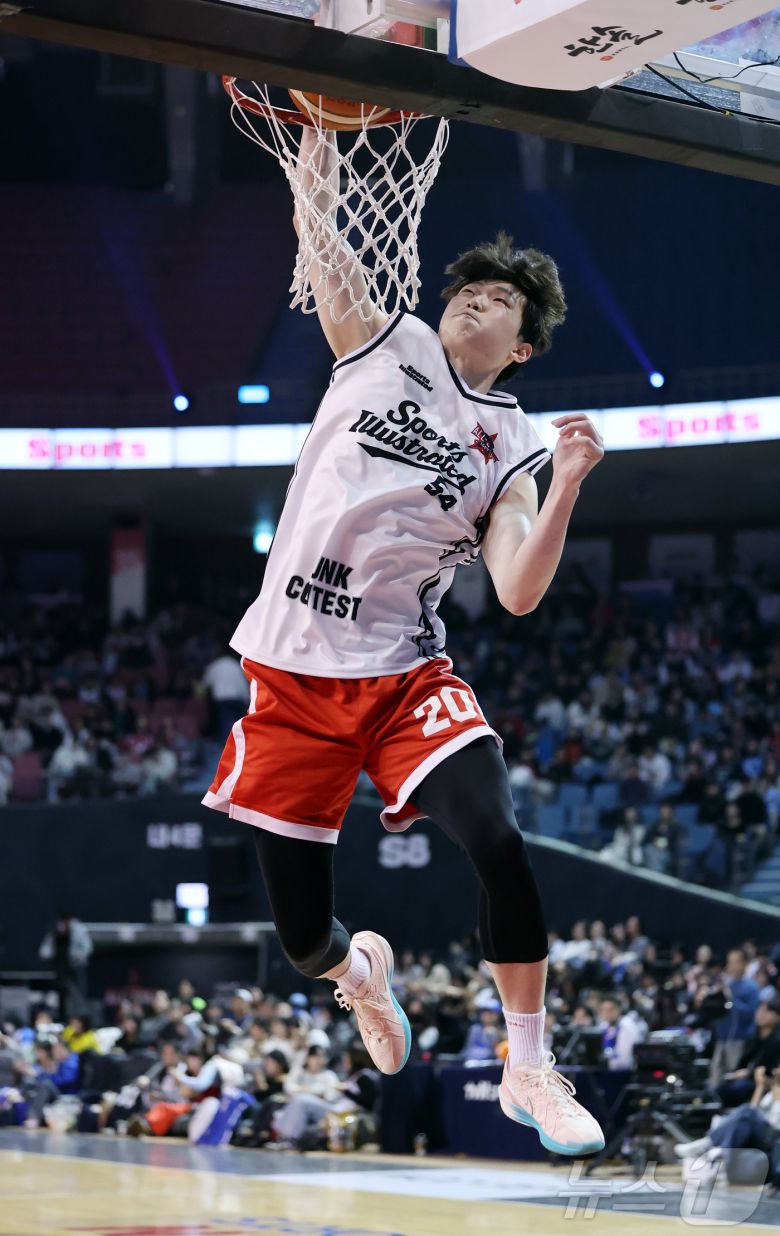 17일 오후 서울 송파구 잠실실내체육관에서 열린 2025-2026 LG전자 프로농구 올스타전 전야제 덩크 콘테스트에서 서울 SK 김명진이 호쾌한 덩크슛을 하고 있다. 2026.1.17/뉴스1 ⓒ News1 김진환 기자