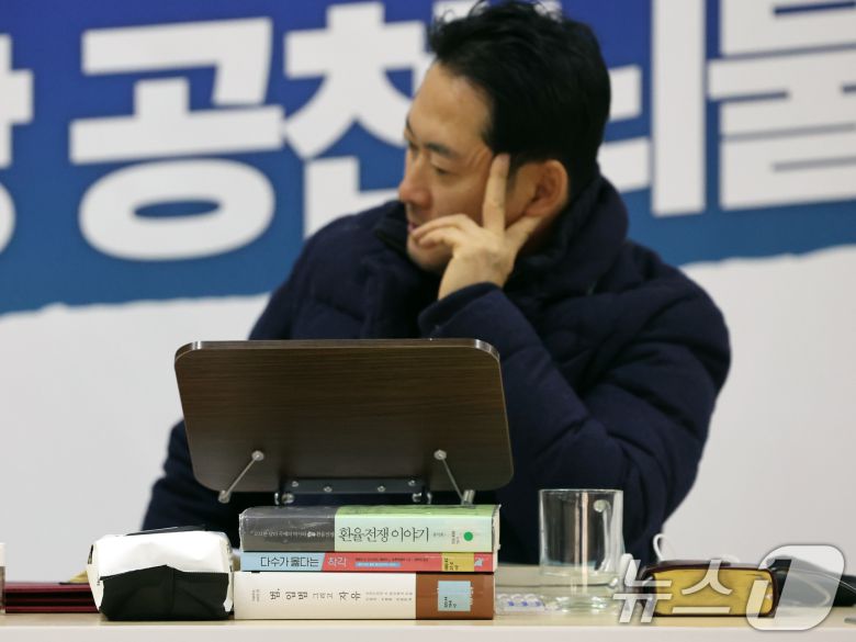 17일 오후 서울 여의도 국회 로텐더홀에서 더불어민주당의 통일교 및 공천뇌물 특검 수용을 촉구하며 3일째 단식을 이어가고 있는 장동혁 국민의힘 대표 책상에 책들이 놓여져 있다. 2026.1.17/뉴스1 ⓒ News1 황기선 기자