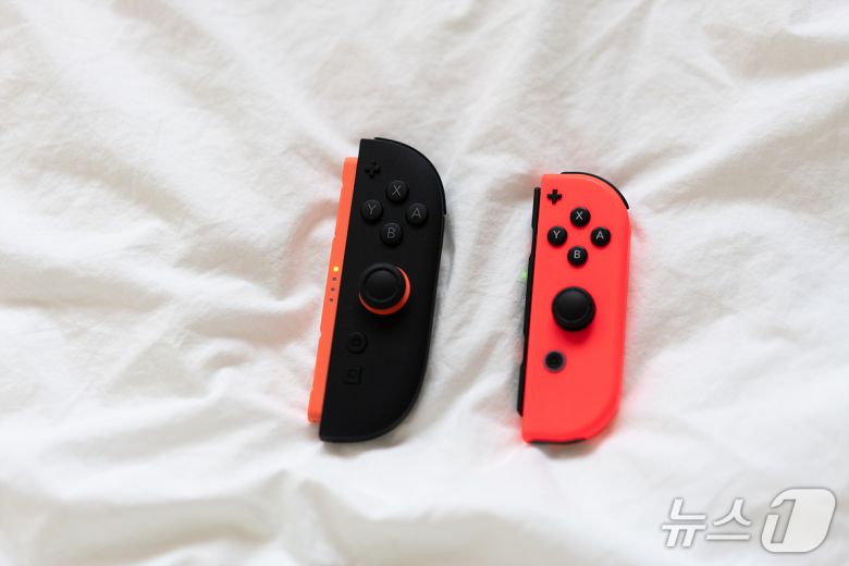 '조이콘'으로 불리는 분리형 컨트롤러. '붙였다 뗐다' 하는 재미가 있다. 2026.1.17/뉴스1 ⓒ News1 이기범 기자