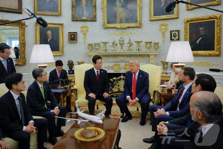 이재명 대통령이 25일(현지시간) 미국 워싱턴 백악관에서 도널드 트럼프 미국 대통령과 한미 정상회담을 하고 있다. ⓒ 로이터=뉴스1 ⓒ News1 신웅수 기자