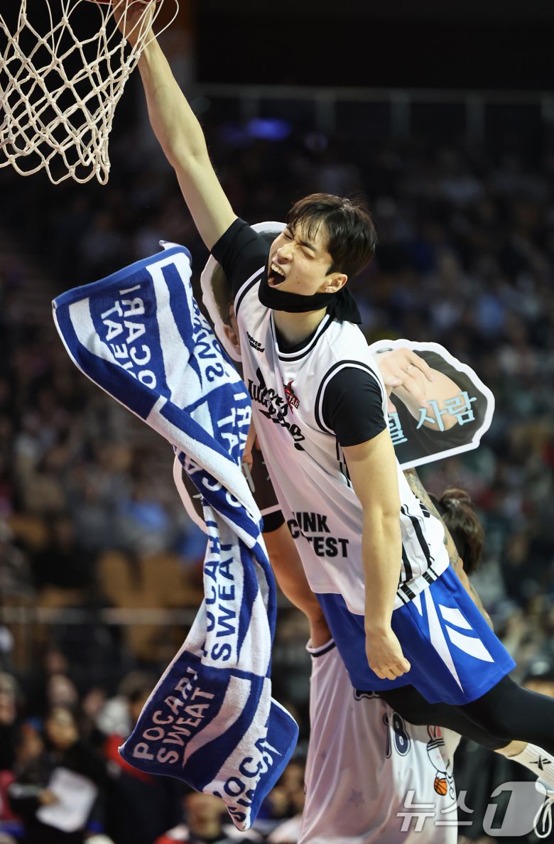 18일 오후 서울 송파구 잠실실내체육관에서 열린 2025-2026 LG전자 프로농구 올스타전 덩크슛 콘테스트에서 서울 삼성 조준희가 눈을 가리고 덩크슛을 성공 후 기뻐하고 있다. 2026.1.18/뉴스1 ⓒ News1 김도우 기자