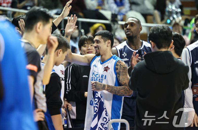 18일 오후 서울 송파구 잠실실내체육관에서 열린 2025-2026 LG전자 프로농구 올스타전 팀 브라운과 팀 코니의 경기, 팀 브라운 이선 알바노가 3점슛 콘테스트 우승 후 동료들에게 축하를 받고 있다. 2026.1.18/뉴스1 ⓒ News1 김도우 기자