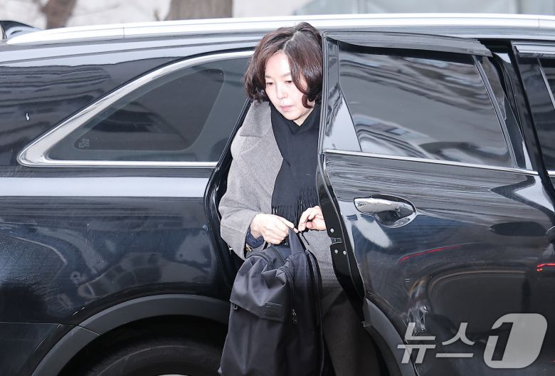 '공천 헌금' 의혹을 받는 김경 서울시의원이 18일 오전 서울 마포구 서울경찰청 광역수사단 공공범죄수사대에서 피의자 신분으로 경찰 조사를 받기 위해 출석하고 있다. 2026.1.18/뉴스1 ⓒ News1 김성진 기자