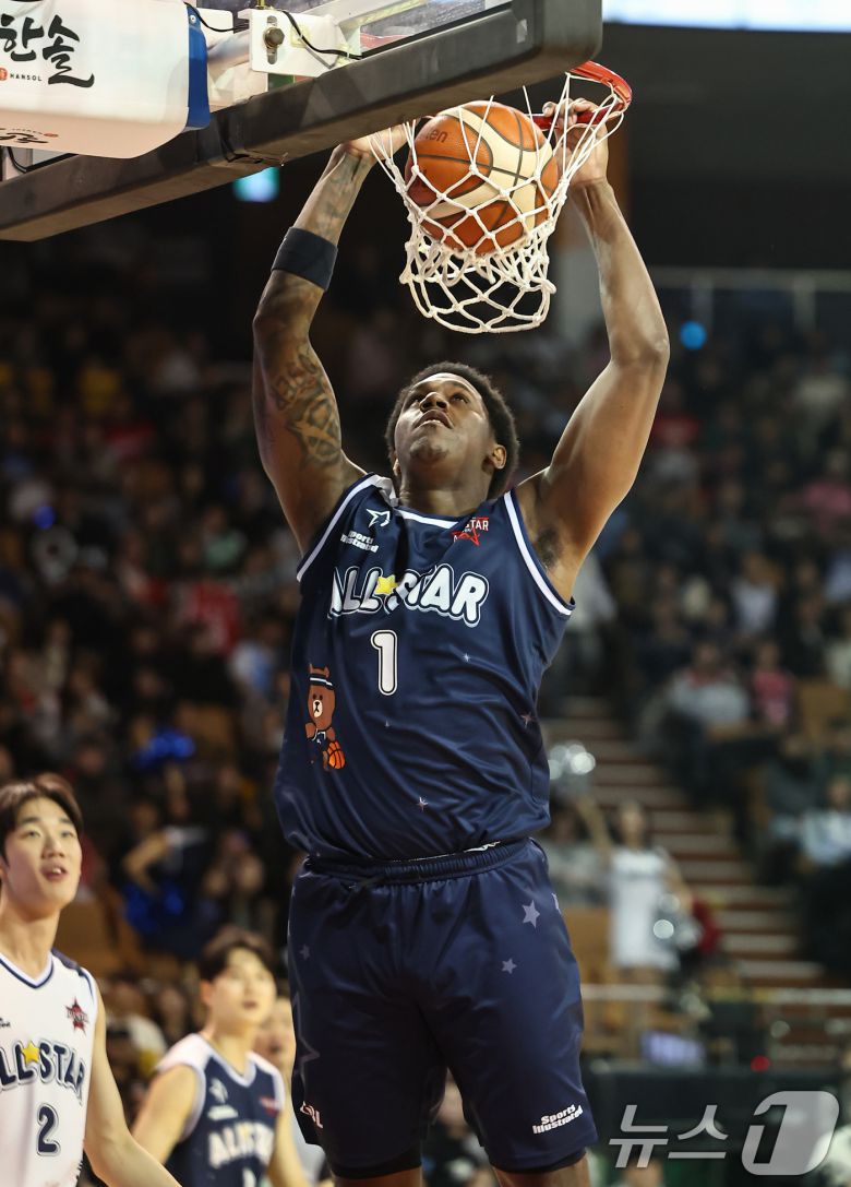 18일 오후 서울 송파구 잠실실내체육관에서 열린 2025-2026 LG전자 프로농구 올스타전 팀 브라운과 팀 코니의 경기, 팀 브라운 네이던 나이트가 덩크슛을 하고 있다. 2026.1.18/뉴스1 ⓒ News1 김도우 기자