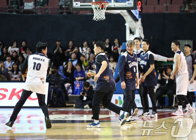 18일 오후 서울 송파구 잠실실내체육관에서 열린 2025-2026 LG전자 프로농구 올스타전 팀 브라운과 팀 코니의 경기, 양팀 감독들이 경기를 펼치고 있다. 2026.1.18/뉴스1 ⓒ News1 김도우 기자