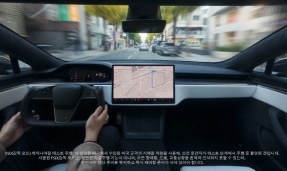 테슬라 코리아가 지난해 11월 소셜미디어 엑스(X)를 통해 공개한 영상으로 테슬라 차량이 감독형 FSD'(Full Self Driving·완전 자율주행) 기술로 서울 시내를 돌아다니는 모습이 담겨있다(X 'tesla_korea' 갈무리). 2025.11.12