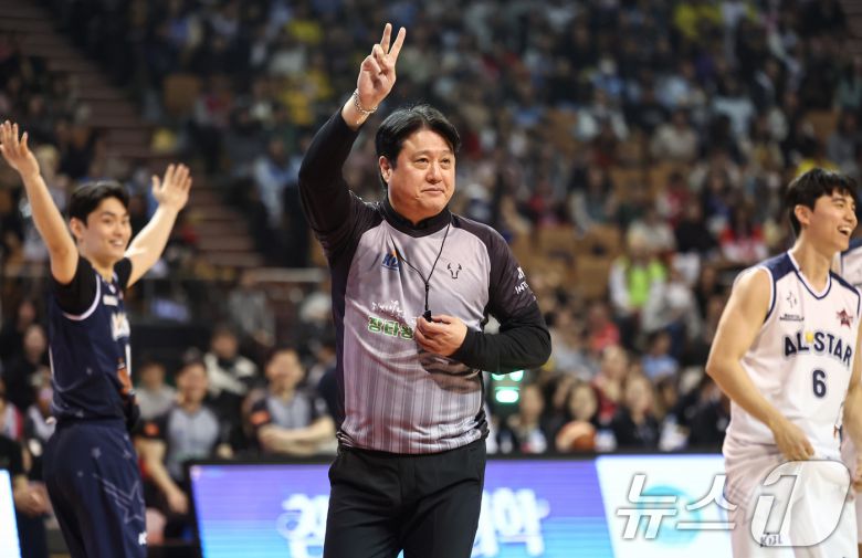 18일 오후 서울 송파구 잠실실내체육관에서 열린 2025-2026 LG전자 프로농구 올스타전 팀 브라운과 팀 코니의 경기, 문경은 감독이 심판으로 경기에 임하고 있다. 2026.1.18/뉴스1 ⓒ News1 김도우 기자