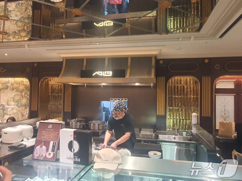 신세계 강남점 '프리미엄 델리 전문관'에 문을 연 한식 면요리 전문 브랜드 '서연'에서 김도윤 셰프가 요리를 하고 있다. 2025.8.25/뉴스1 ⓒ 뉴스1 문창석 기자