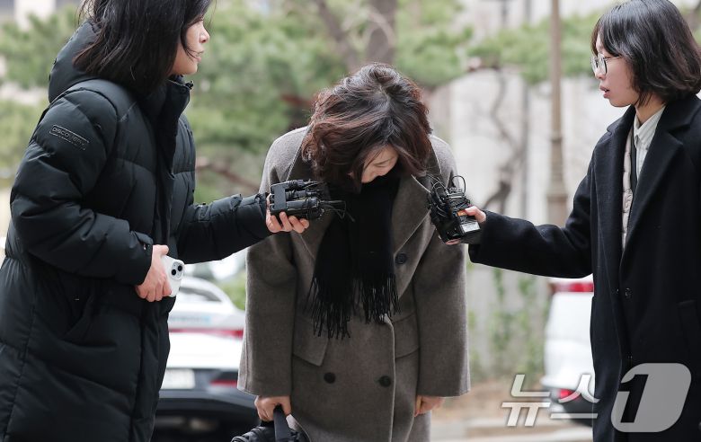 '공천 헌금' 의혹을 받는 김경 서울시의원이 18일 오전 서울 마포구 서울경찰청 광역수사단 공공범죄수사대에서 피의자 신분으로 경찰 조사를 받기 위해 출석하며 고개 숙여 인사하고 있다. 2026.1.18/뉴스1 ⓒ News1 김성진 기자